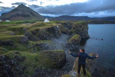 İzlanda'daki Snaefell kıyısında Arnarstapi kasaba