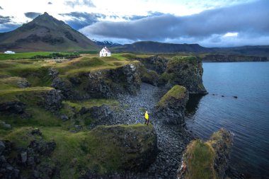 İzlanda'daki Snaefell kıyısında Arnarstapi kasaba