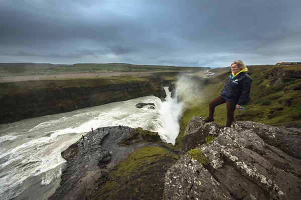 著名的 Godafoss 是在冰岛最美丽的瀑布之一。它坐落在岛的北面. — 图库照片
