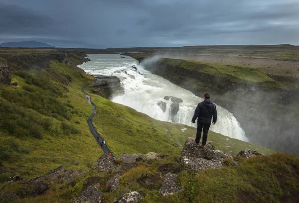 Ünlü Godafoss üzerinde İzlanda'nın en güzel şelaleler biridir. Bu adanın kuzeyinde yer almaktadır.