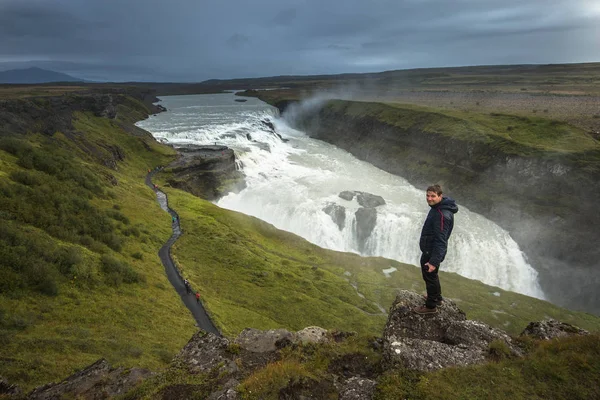 Berömda Godafoss är en av de vackraste vattenfallen på Island. Det ligger på norra delen av ön. — Stockfoto