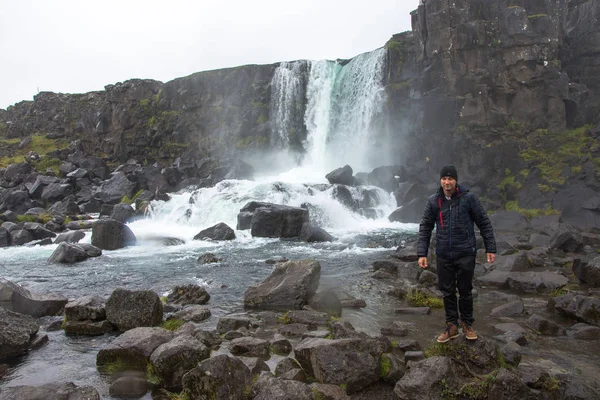 O famoso Godafoss é uma das mais belas cachoeiras da Islândia. Ele está localizado no norte da ilha . — Fotografia de Stock