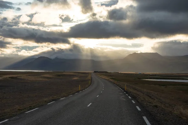Дороги Исландии с автомобилем и прекрасным видом на природу — стоковое фото