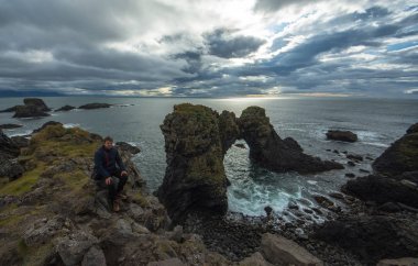 İzlanda'daki Snaefell kıyısında Arnarstapi kasaba