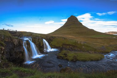 Yaz günbatımı üzerinde ünlü Kirkjufellsfoss şelale
