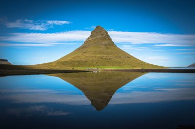 Yaz günbatımı üzerinde ünlü Kirkjufellsfoss şelale