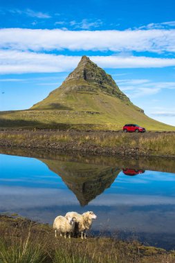 Yaz günbatımı üzerinde ünlü Kirkjufellsfoss şelale