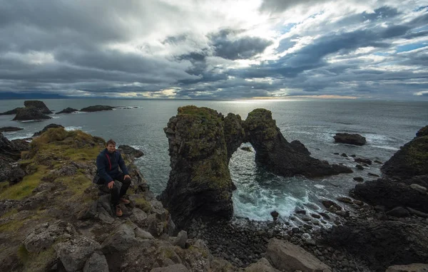 İzlanda'daki Snaefell kıyısında Arnarstapi kasaba