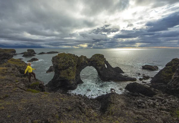 İzlanda'daki Snaefell kıyısında Arnarstapi kasaba