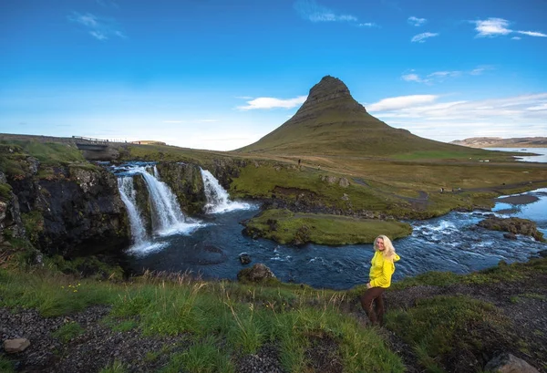 在著名的 Kirkjufellsfoss 瀑布的夏天日落景色 — 图库照片