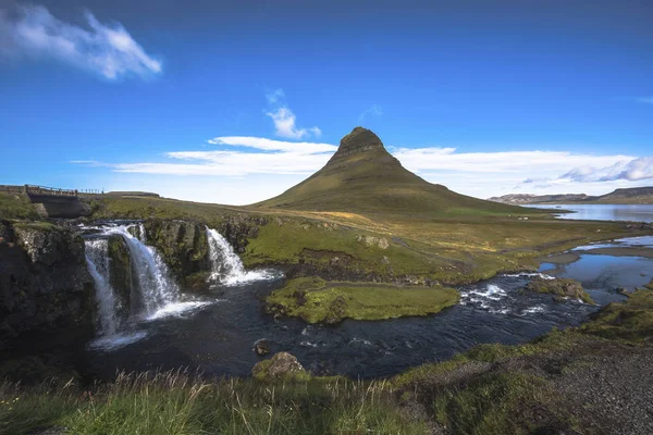 Puesta de sol de verano sobre la famosa cascada de Kirkjufellsfoss — Foto de Stock