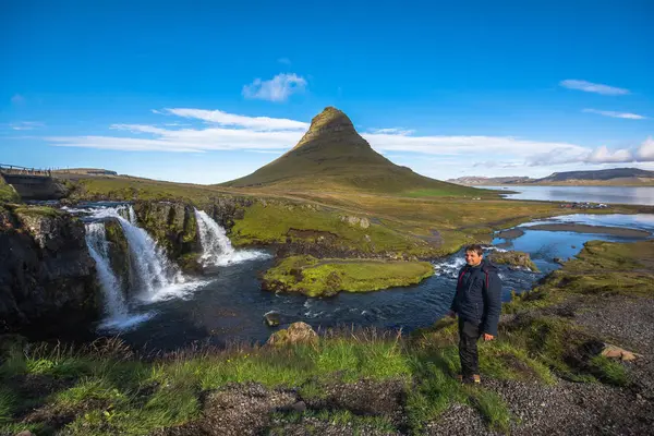 Sommar solnedgång över det berömda Kirkjufellsfoss-vattenfallet — Stockfoto