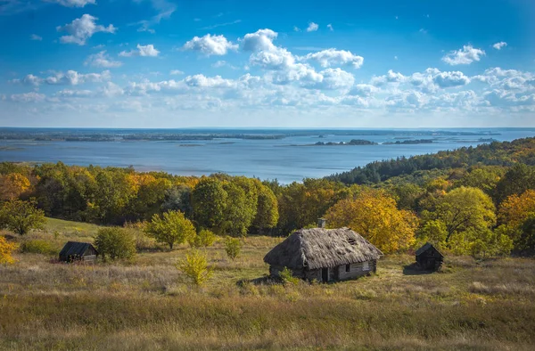 Bir köyde eski stilize etnik ev. Vytachiv, Ukrayna