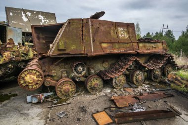 Terk edilmiş Sovyet multirole tam içine ve taarruz topu Chernobyl dışlama bölgesi zırhlı