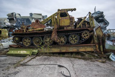Sovyet Bat - M askeri buldozer Chernobyl excluzion bölgesindeki Buryakovka köyü terk..