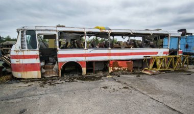 Pripyat eski Buryakovka terk edilmiş paslı otobüs.