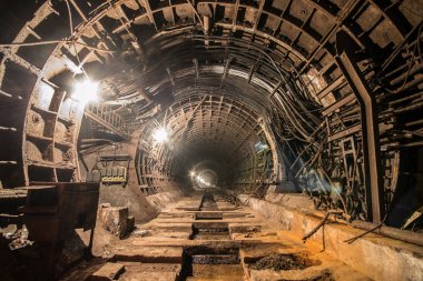 Terk edilmiş Metro'ya. Kiev, Ukrayna. Kyiv, Ukrayna