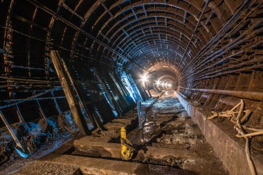 Terk edilmiş Metro'ya. Kiev, Ukrayna. Kyiv, Ukrayna
