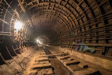 Terk edilmiş Metro'ya. Kiev, Ukrayna. Kyiv, Ukrayna