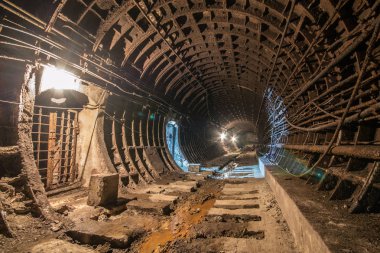 Terk edilmiş Metro'ya. Kiev, Ukrayna. Kyiv, Ukrayna