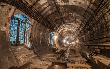 Terk edilmiş Metro'ya. Kiev, Ukrayna. Kyiv, Ukrayna