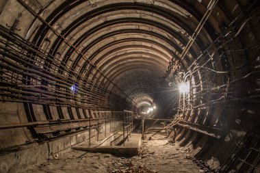 Terk edilmiş Metro'ya. Kiev, Ukrayna. Kyiv, Ukrayna