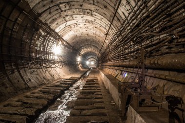 Terk edilmiş Metro'ya. Kiev, Ukrayna. Kyiv, Ukrayna