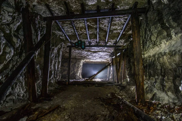 Madera vieja en una mina de piedra caliza abandonada en Sock, región de Samara — Foto de Stock