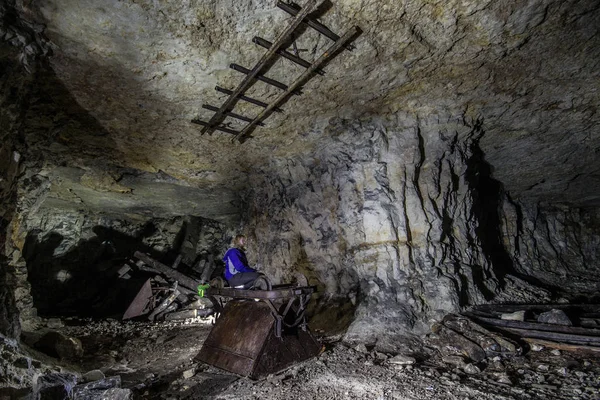 Horník na staré dřevěné dřevařství v opuštěný vápencový důl v ponožce, Samarská oblast — Stock fotografie