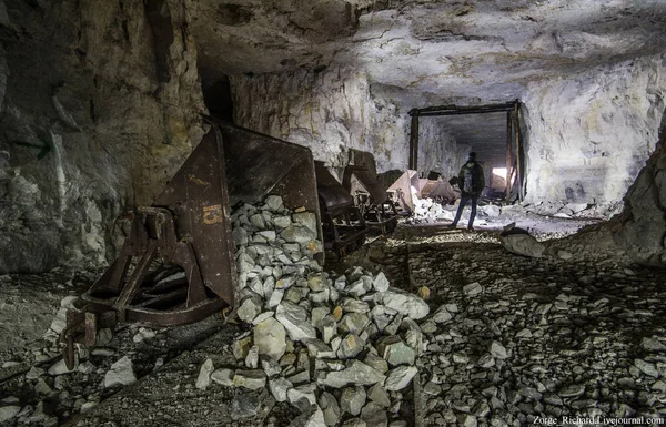 Miner at old wooden timbering in an abandoned limestone mine in Sock, Samara Region — Stock Photo, Image