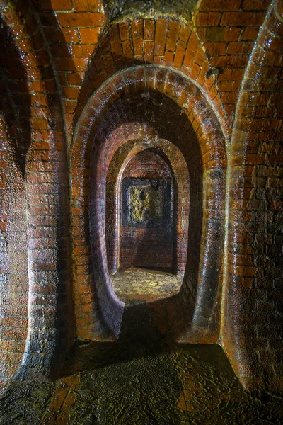 Eski kırmızı taş kanalizasyon Lindley mühendis Samara bölgesi, Rusya Federasyonu