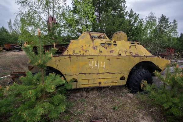 BRDM-2 na zona de exclusão de Chernobil, Ucrânia . — Fotografia de Stock