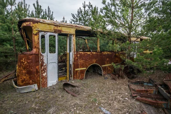 Verlassener rostiger Bus an der ehemaligen Burjakowka in Pripjat — Stockfoto