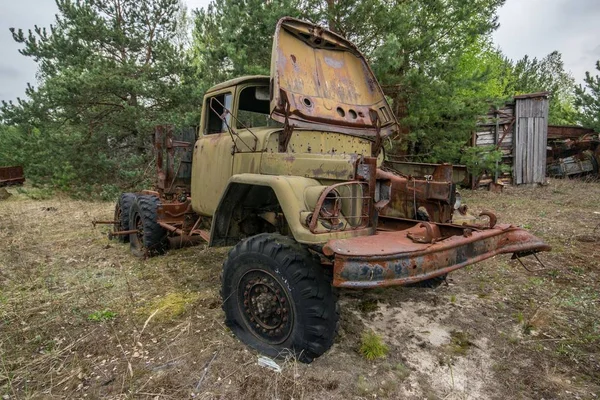 Técnica abandonada radioactiva e máquinas de Chernobyl — Fotografia de Stock