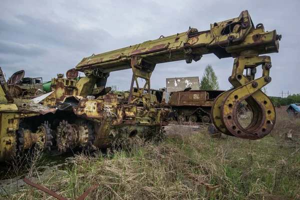 Vehículo de ingeniería de Radioactove IMR en la zona de exclusión de Chernobyl en Buryakovka vilagge . — Foto de Stock