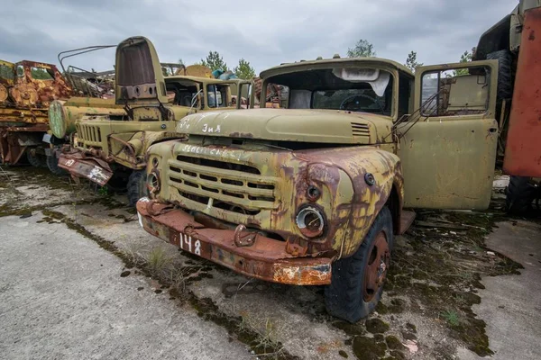 Técnicas y máquinas radioactivas abandonadas de Chernobyl — Foto de Stock