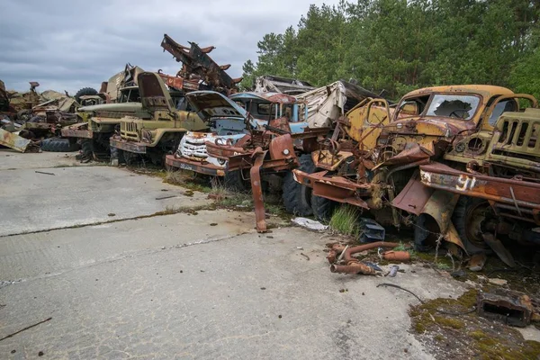 Técnicas y máquinas radioactivas abandonadas de Chernobyl — Foto de Stock