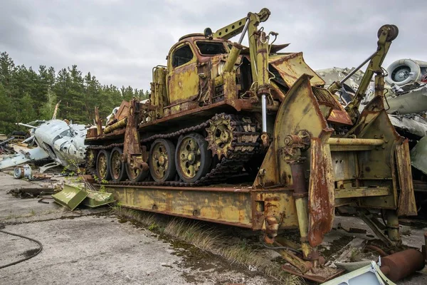 Sowjetische Fledermaus - verlassene Militärplanierraupe in Tschernobyl-Sperrzone im Dorf Burjakowka. — Stockfoto