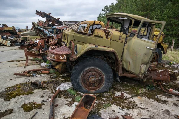 Coche abandonado en la zona de exclusión de Chernobyl . — Foto de Stock