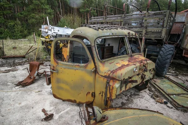 Técnicas y máquinas radioactivas abandonadas de Chernobyl — Foto de Stock