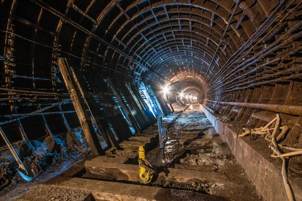 Tunel metra opuszczony. Kijów, Ukraina. Kijów, Ukraina — Zdjęcie stockowe