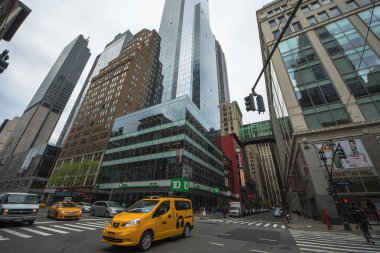 New York, Amerika Birleşik Devletleri - 13 Mayıs 2017: Flatiron Binası ile New York sokaklarında sarı taksi