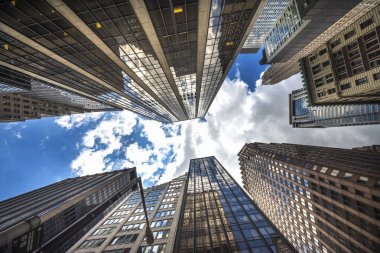 Modern cam gökdelenler mimari görünümünü. Mavi gökyüzü, Manhattan, New York City, New York, ABD karşı bina