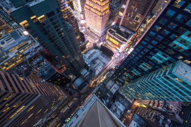 Kuş bakışı insanlar ve 5th Avenue gidiş sarı taksi taksi bakarak Manhattan'ın.