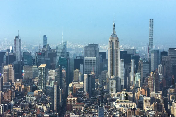 Centro de negocios de Nueva York vista del edificio del rascacielos del centro de la ciudad — Foto de Stock