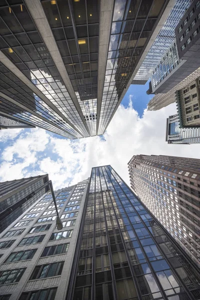 Αρχιτεκτονική άποψη του σύγχρονη γυαλί ουρανοξύστες. Κτίριο κατά της μπλε του ουρανού, Μανχάταν, Νέα Υόρκη, Νέα Υόρκη, ΗΠΑ — Φωτογραφία Αρχείου