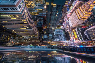 Kuş bakışı insanlar ve 5th Avenue gidiş sarı taksi taksi bakarak Manhattan'ın.