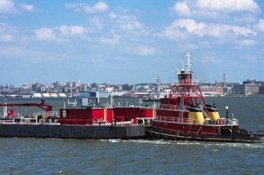Manhattan 'lı New York şehri manzarası Hudson Nehri üzerinde Skyline.