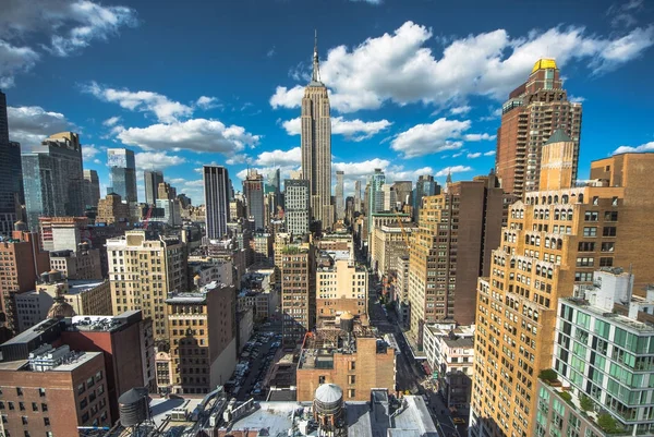 Ciudad de Nueva York. Manhattan skyline céntrico con Empire State Building iluminado y rascacielos al atardecer. — Foto de Stock