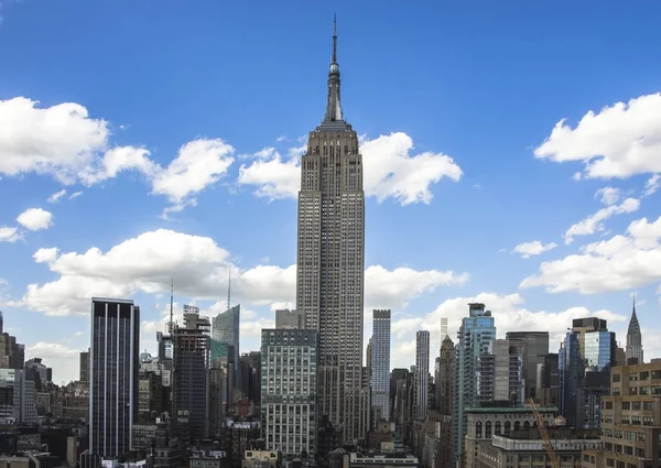 Ciudad de Nueva York. Manhattan skyline céntrico con Empire State Building iluminado y rascacielos al atardecer. — Foto de Stock